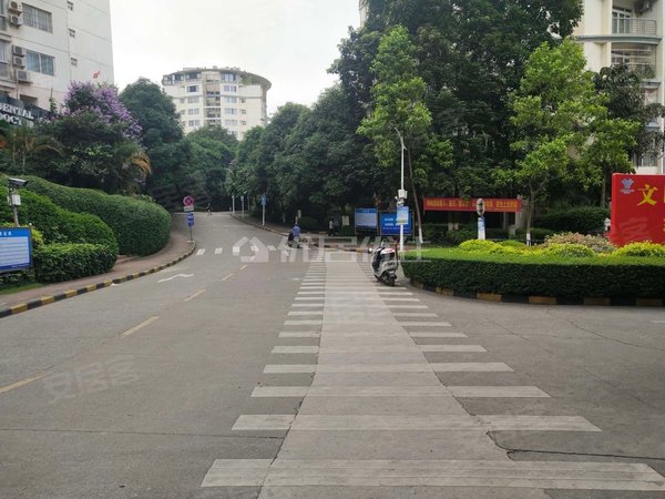 南宁青秀凤岭南中房翡翠园(一期)中房翡翠园(一期) 1室0厅1卫 精装修