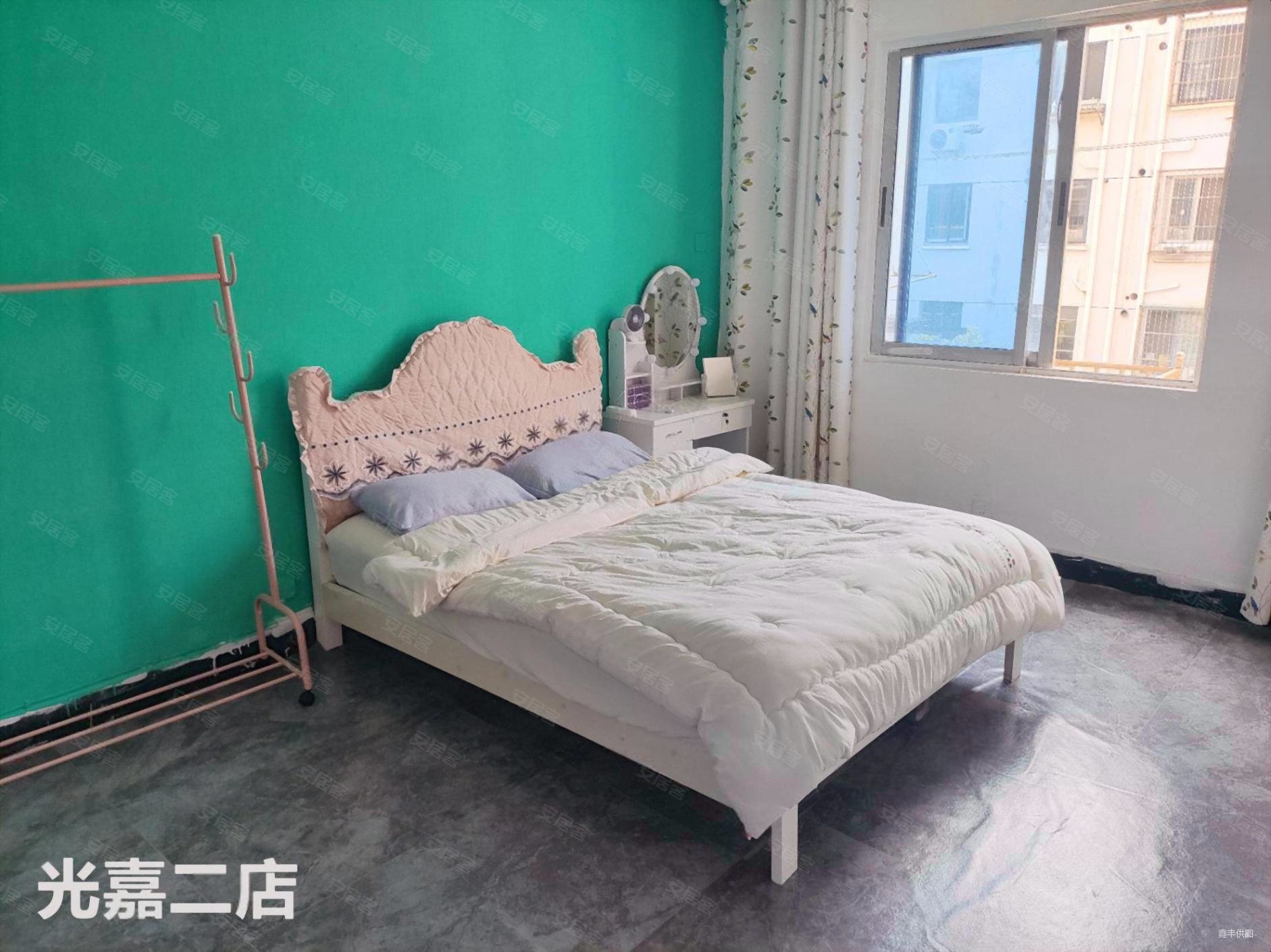 新枫公馆 南北通透 中间楼层采光好 出行方便 集中供暖