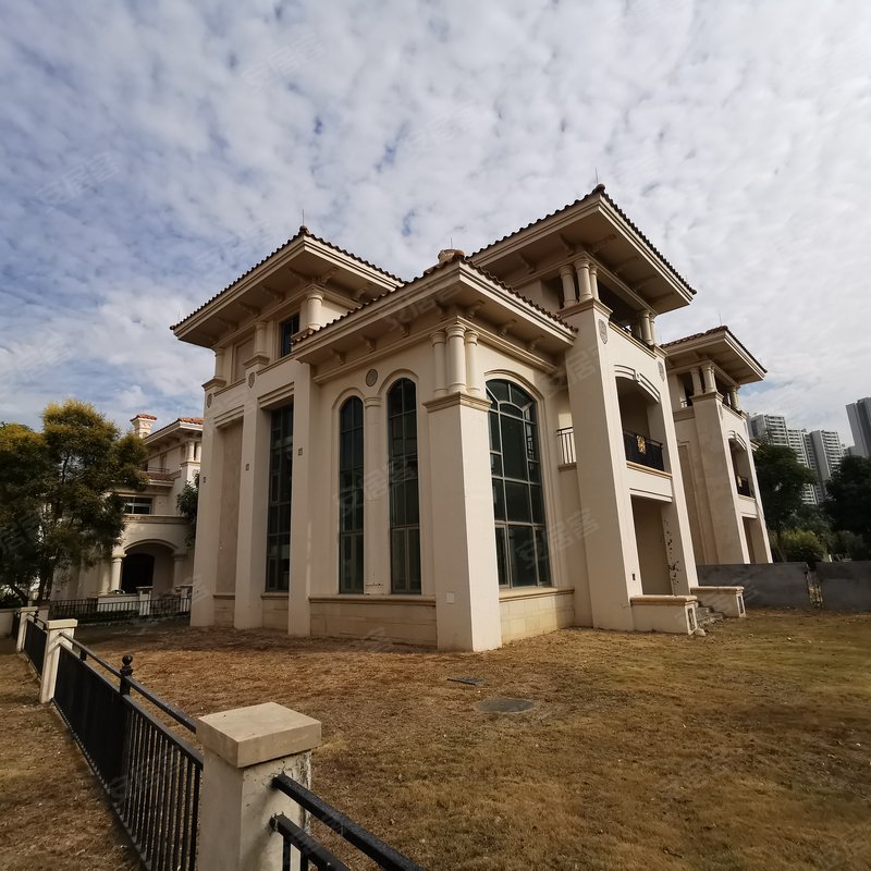 44:   锦绣海湾城三期主要是以别墅为主,户型有联排-双拼-独栋为主