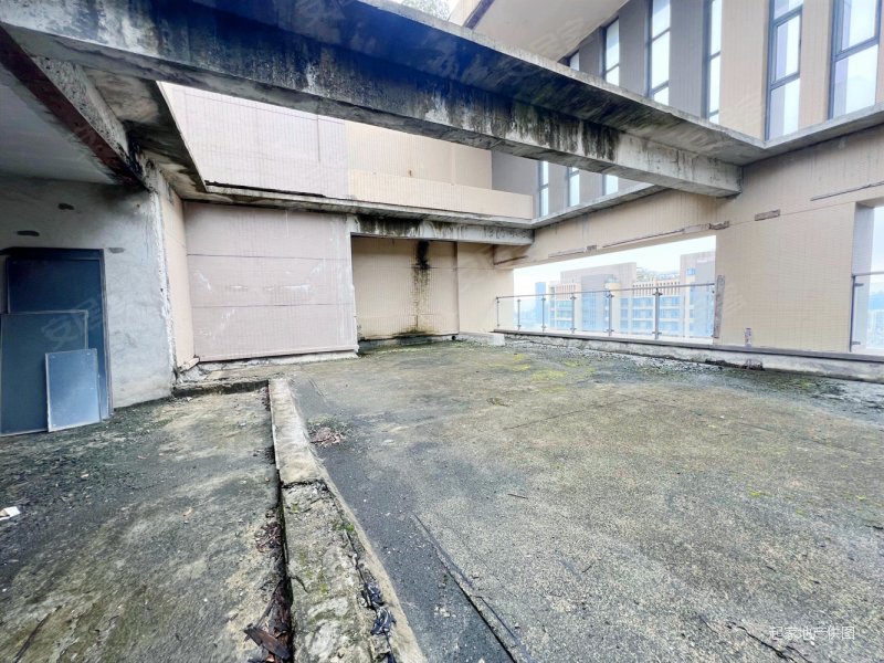 五洲花城二期 顶楼复式  毛坯7房五卫带天台 诚心出售有钥匙