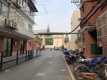 轨道交通小区位于大木桥路零陵路路口位置,地铁双轨交汇,步行到地铁50