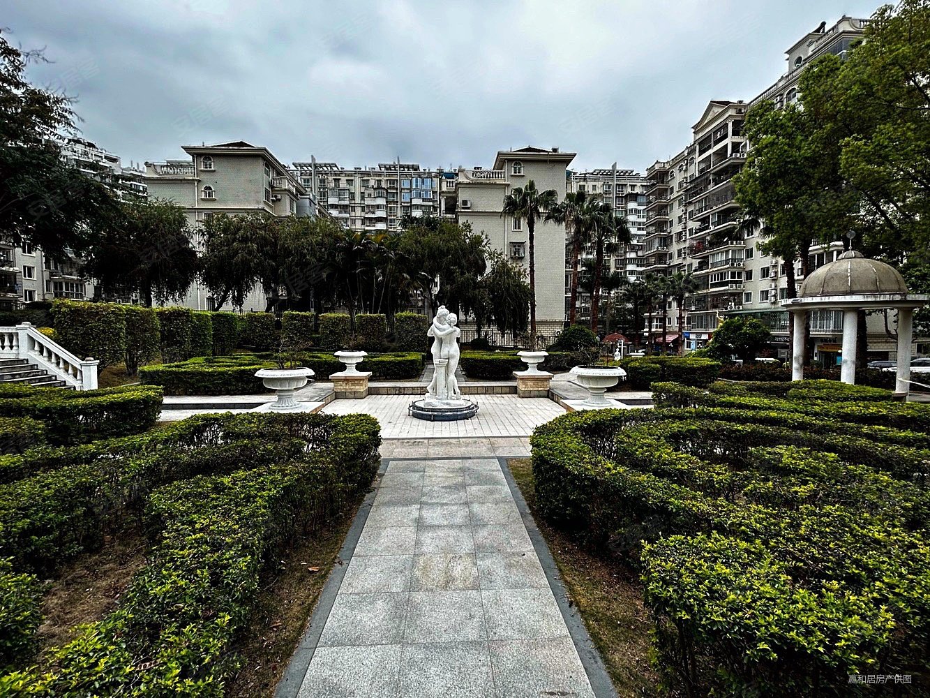 人民小对面金枫园跃三层送两层露台实用300平