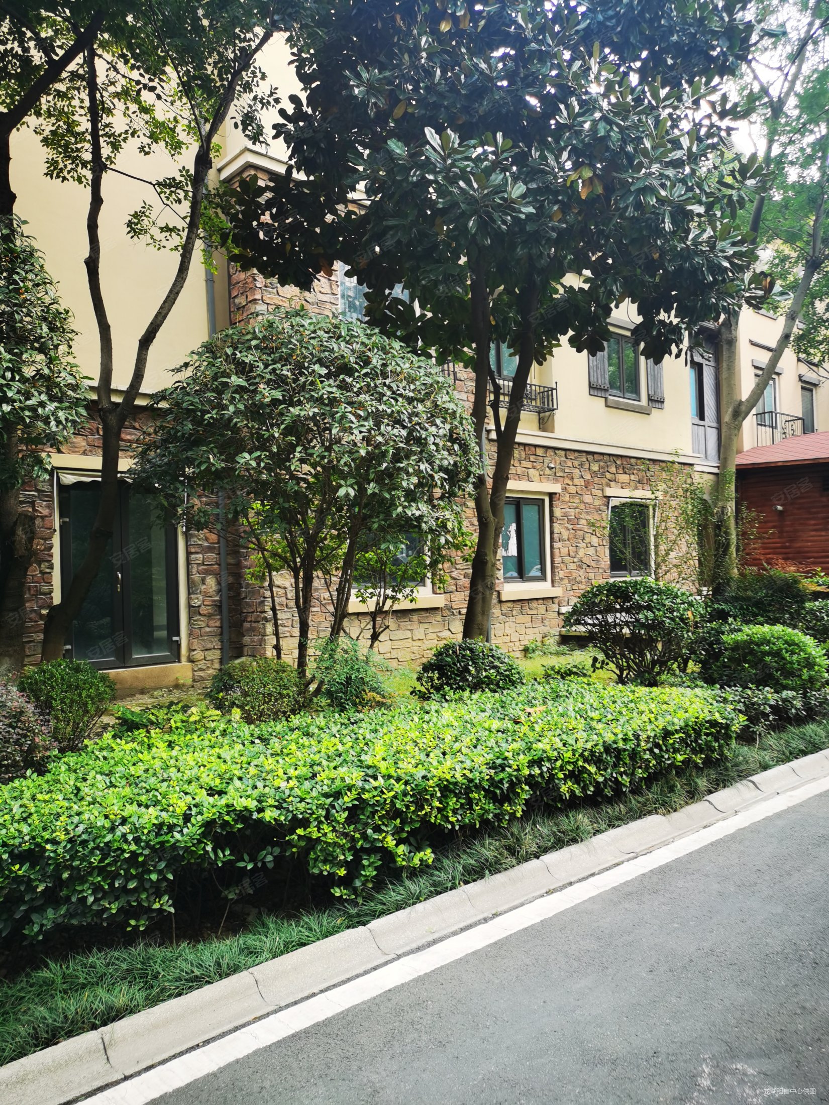 龙湖原山别墅东边户7房5层!院子两百多平!