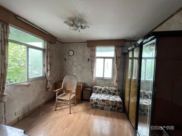 闸北公园门口 楼层 南北通边套全明 出入方便 钥匙房,洛川东路300-480