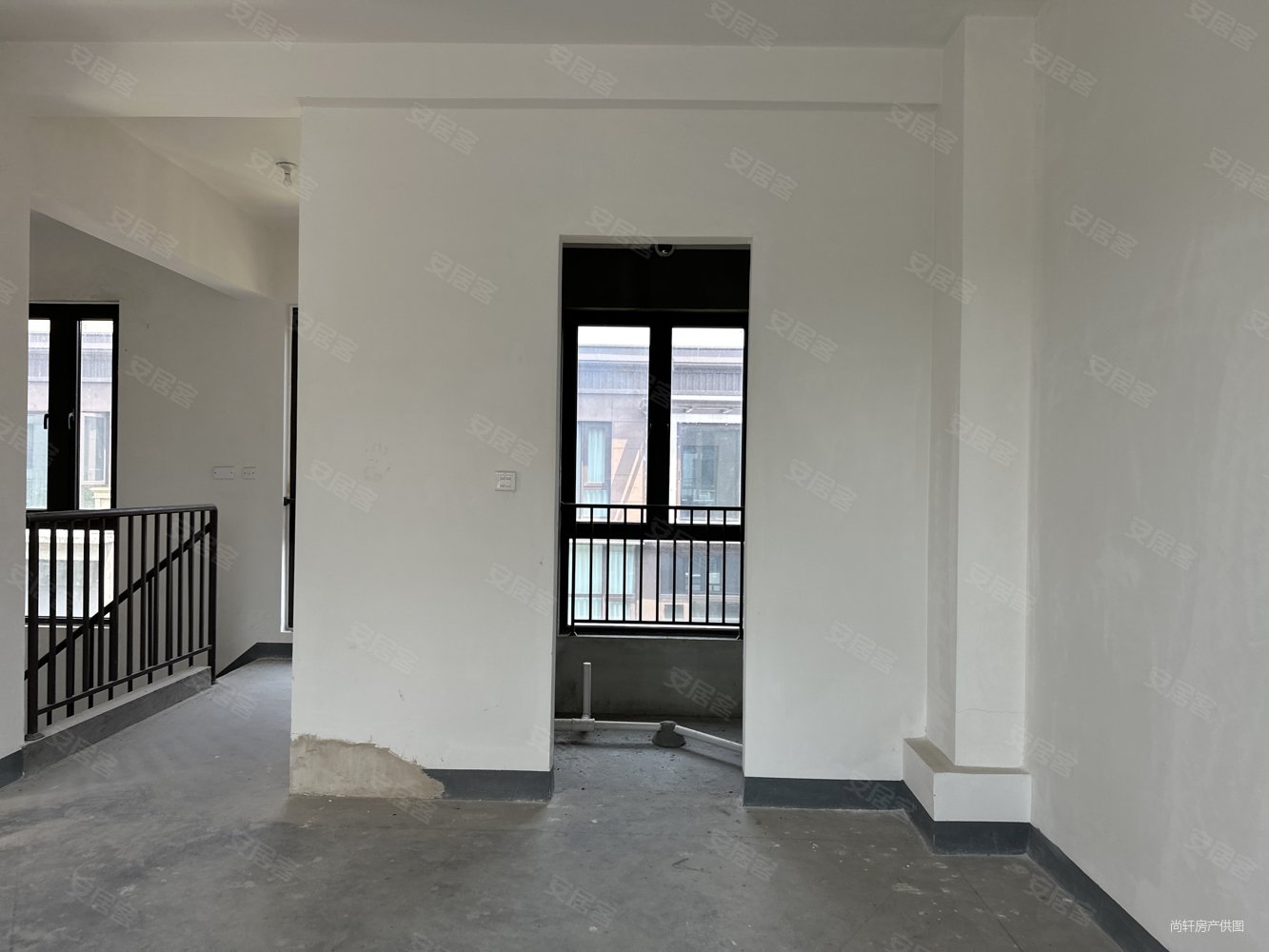 龙茂府排屋630万 带车位2个毛胚急