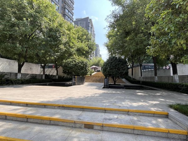 西安雁塔大雁塔岳家寨小区雁翔路 理工大曲江校区 地铁口 岳家寨小区