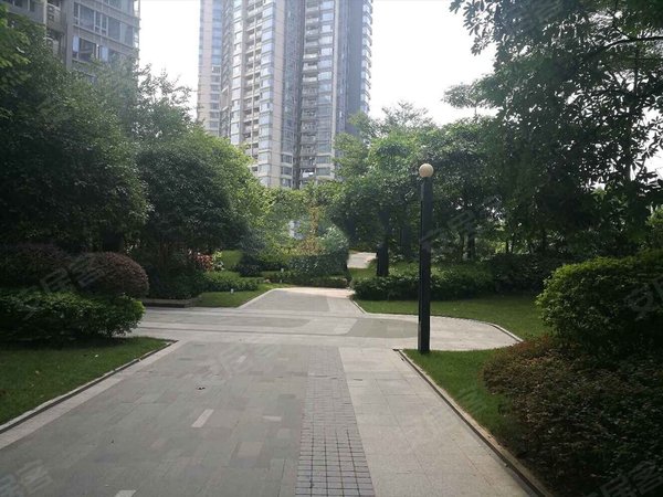 南宁兴宁区盛天东郡5号线地铁口 盛天地对面 精装3房2卫 南北通透
