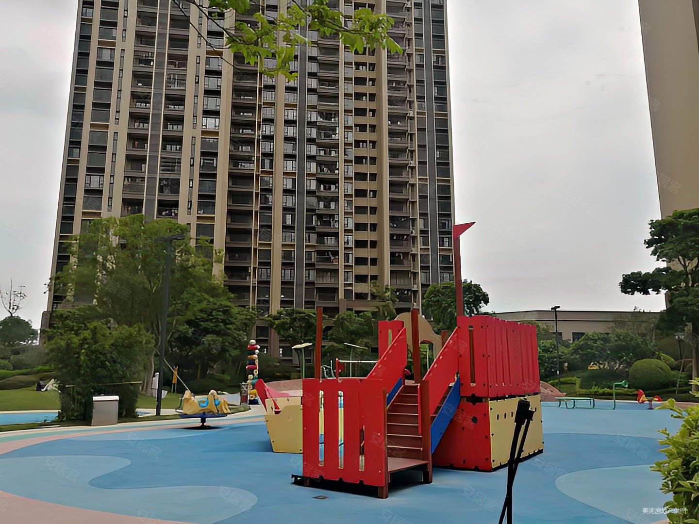 美的翰湖苑精装四房112方130万看中价格可以谈有钥匙