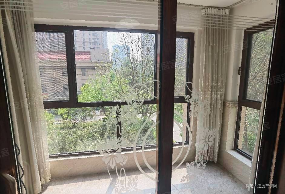 公园时代3室2厅2卫143.8㎡南北121万