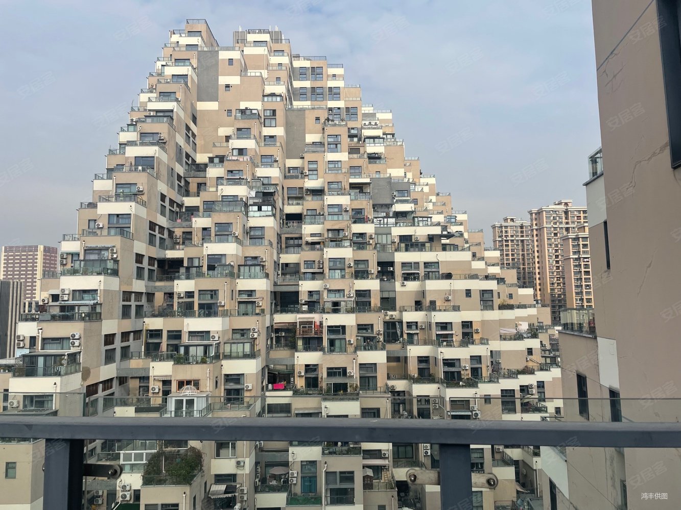 游站未来城精装复式一居室带朝东大露台