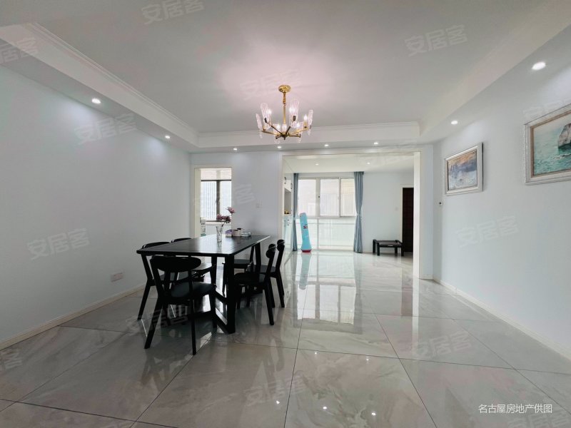 金河国际华庭,品质精装,大平层,小区中心景观地铁口