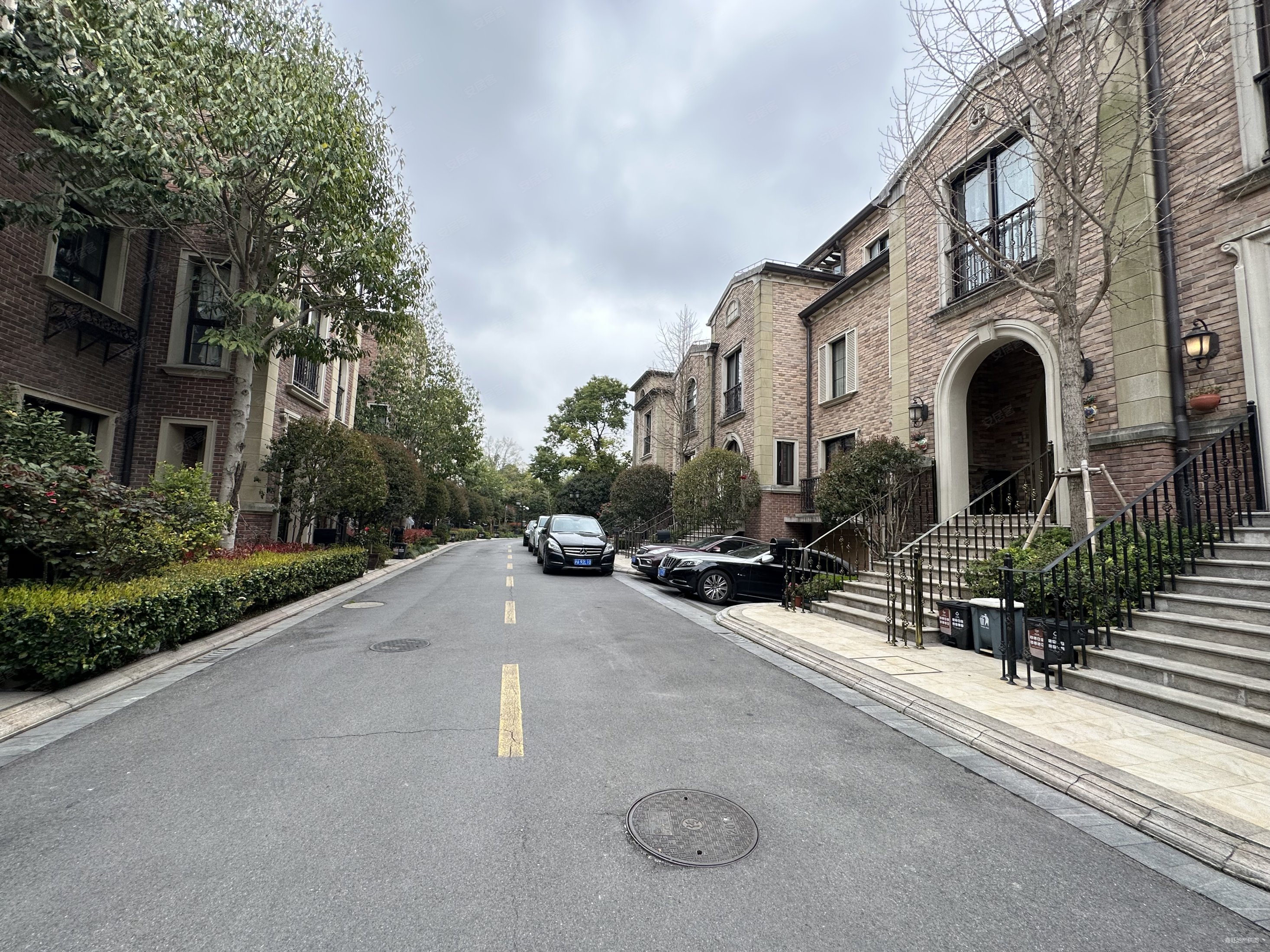 绿宝馥庭4室3厅4卫231.63㎡南北2592万