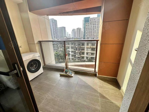 新出地王旁精装大三房,厅出阳台家私齐全随时看房拎包入住