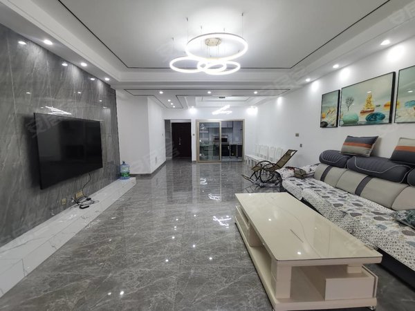 楚雄楚雄市开发区龙湾御景古镇西门,龙湾御景,全新精装修大四房,带全部家具家电拎包入住出租房源真实图片