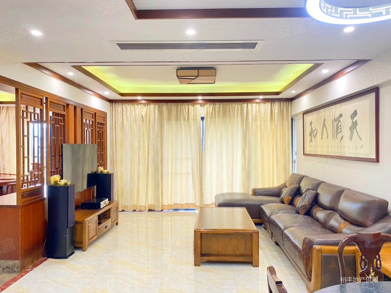 东逸湾东一城旁,四房两厅拎包入住精装修,楼下超市好方便,景好