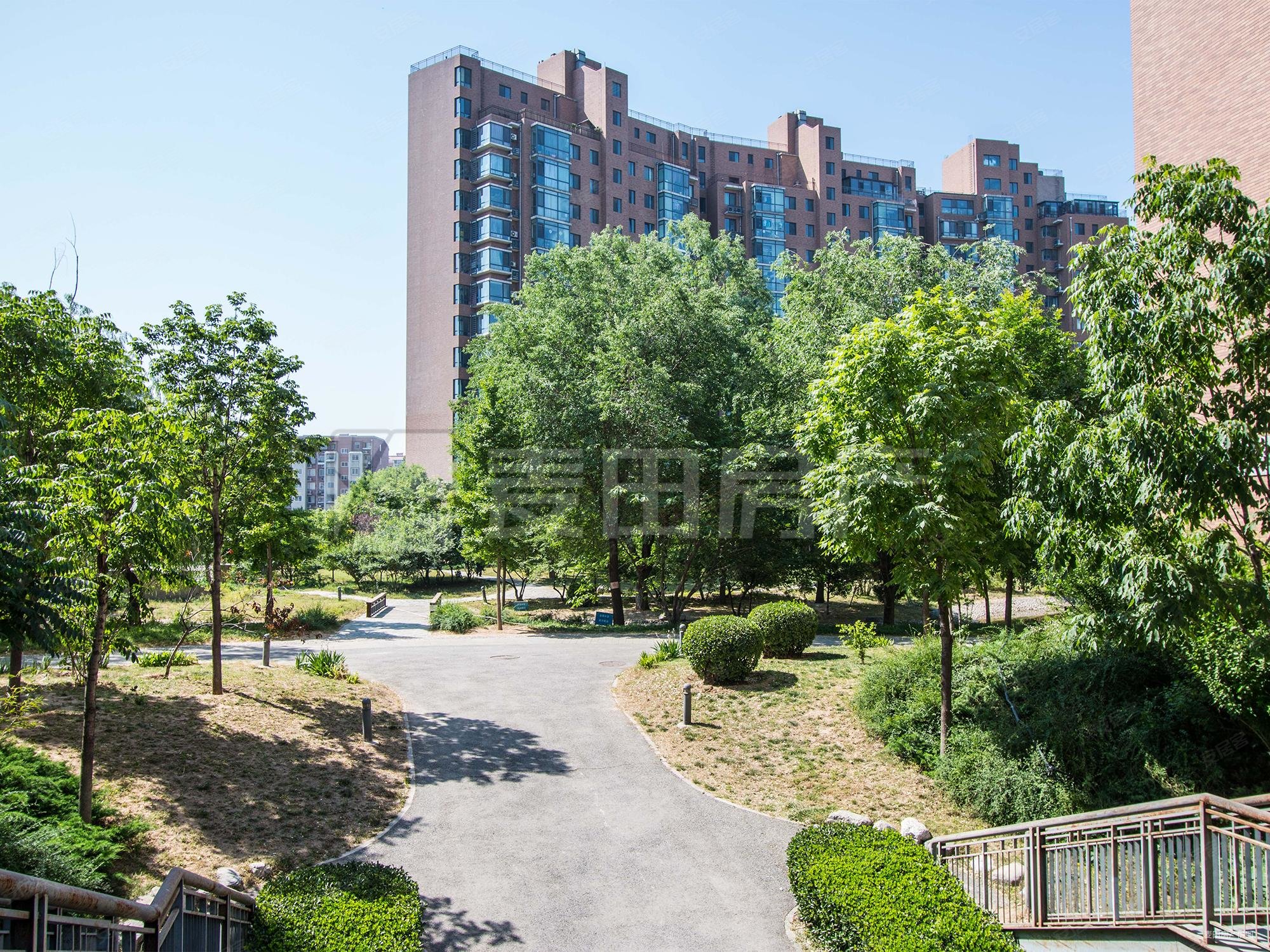 高层观景三居室 落地飘窗 带南向明卫 户型方正,玉泉新城二手房,1100