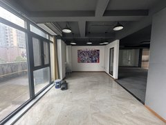 长沙开福广电中心月湖公园地铁口可做工作室的大四房.带一个超大阳台.随时可看出租房源真实图片