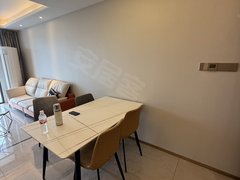 镇江润州润州广场翡翠公园不靠高铁,智能锁,拎包入住,设施全,看房方便。出租房源真实图片
