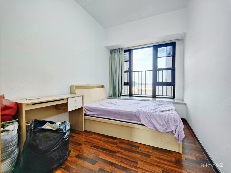 华发四季名苑 4 房  142 方 交通便利 次新小区