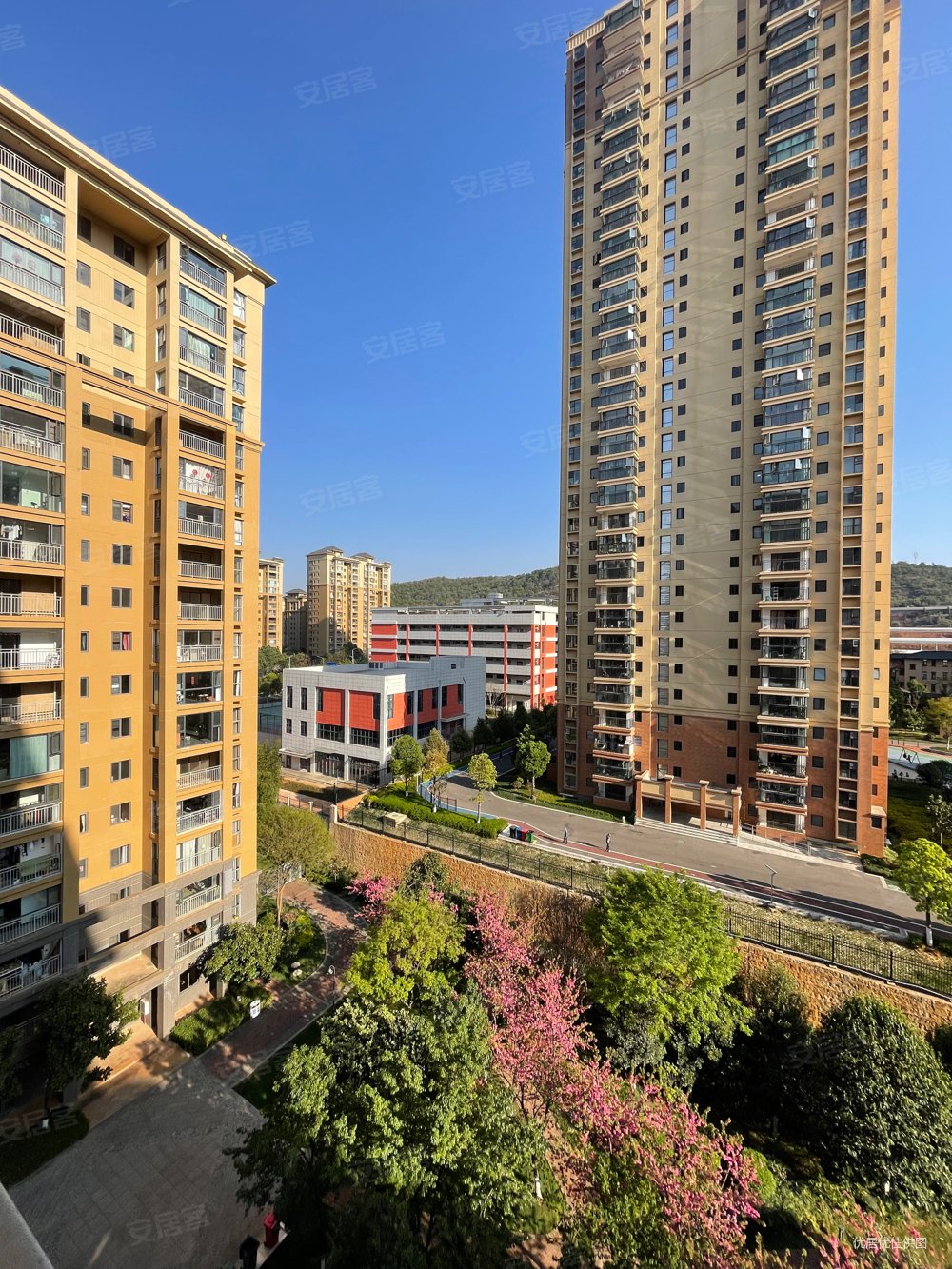 呈贡时代俊园184平110万带车位房子在10楼