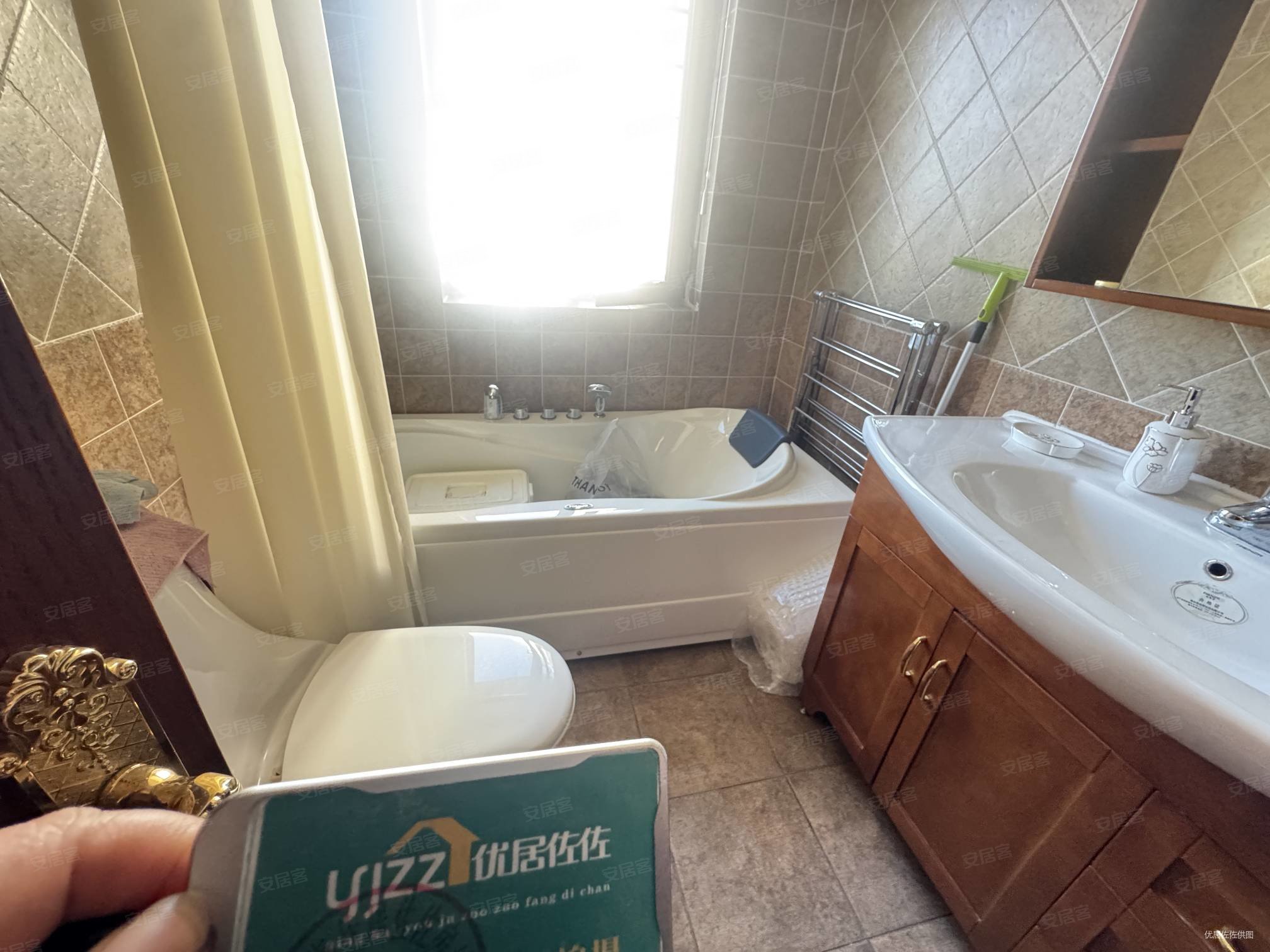 宝光翡翠华庭3室2厅2卫145㎡南北186万