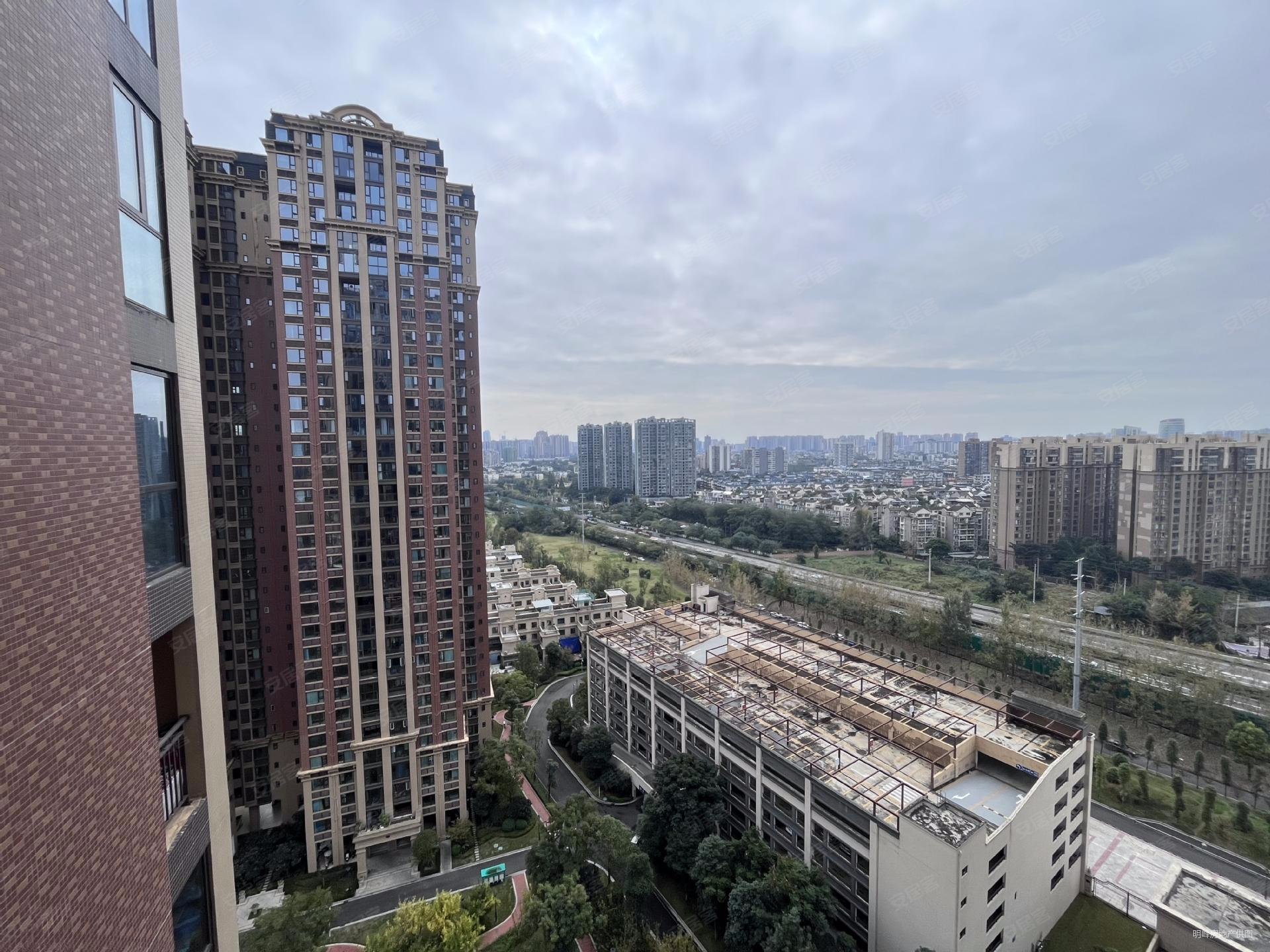 鹭湖宫10区 东南朝向 中间楼层 看房方便 精装修带地暖,鹭湖宫10区二
