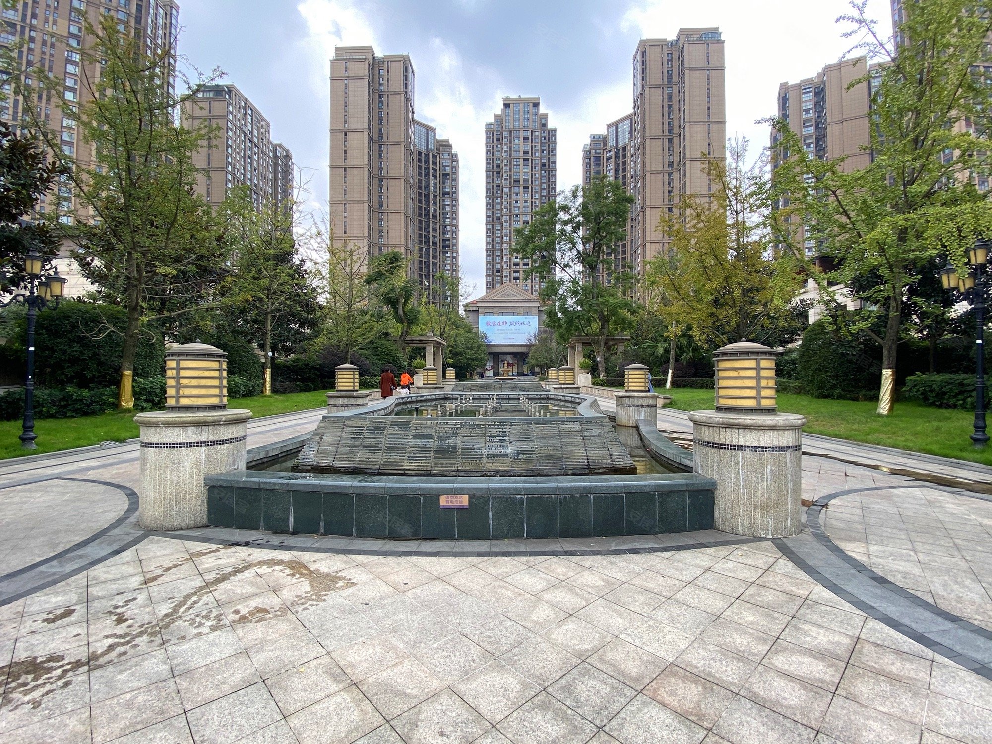 新上龙樾湾精装大套二看公园视野超好诚心出售好看房