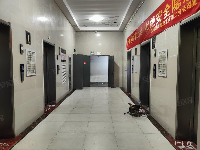 京商商贸城(j区) 近地铁 高楼层采光充足 有电梯 交通便利