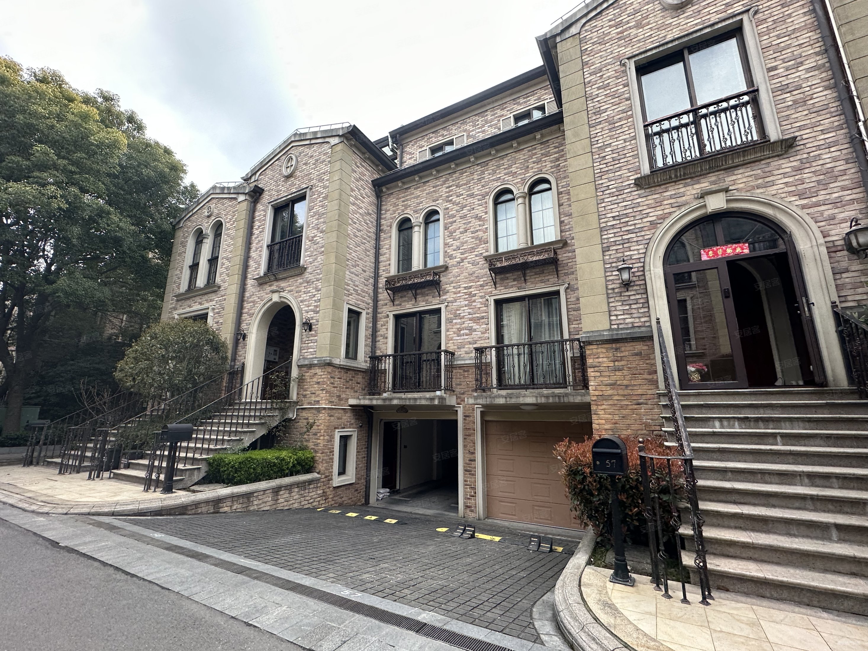 绿宝馥庭4室3厅4卫230㎡南北2800万