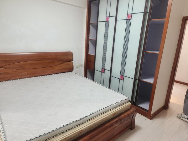 福州晋安五四北三木城a区出门就是地铁,对面就是i33广场,比邻永辉超市