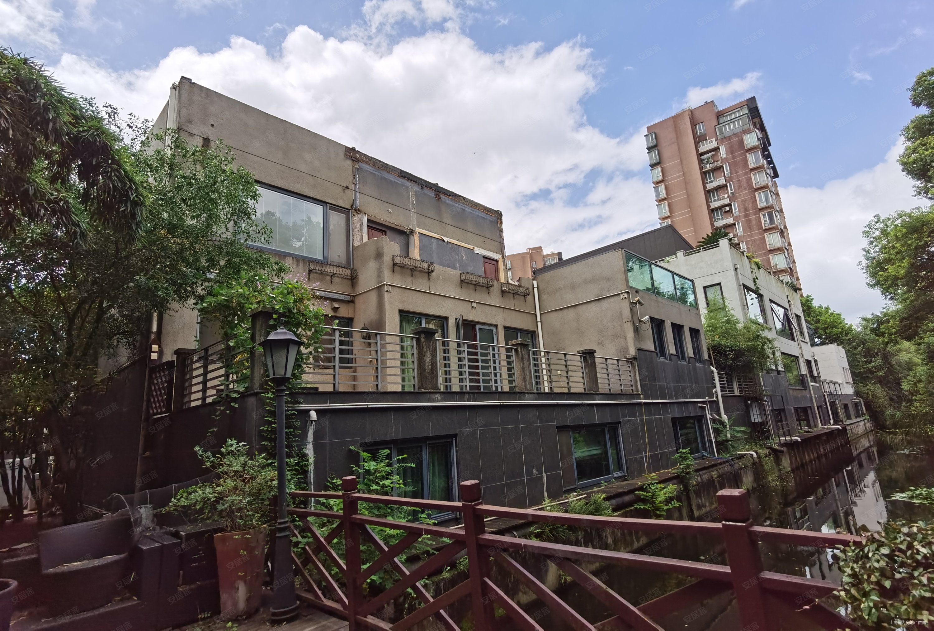 天然居独栋大别墅单价不到十万看房随时后花园是整个植物园