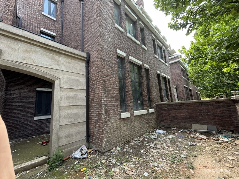 单价几千的联排别墅!红山壹号院!近市区!四层!双院!有钥匙