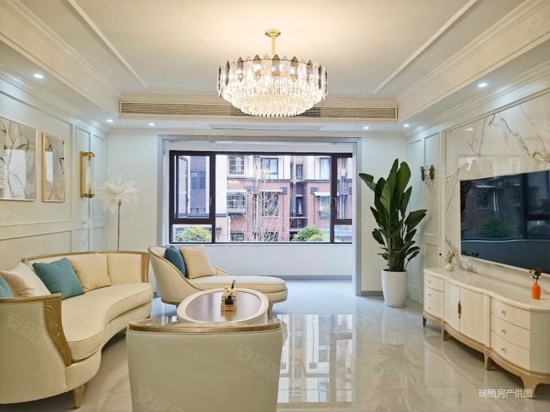 走马河旁总高6层精装洋房套四带平台60平大客厅