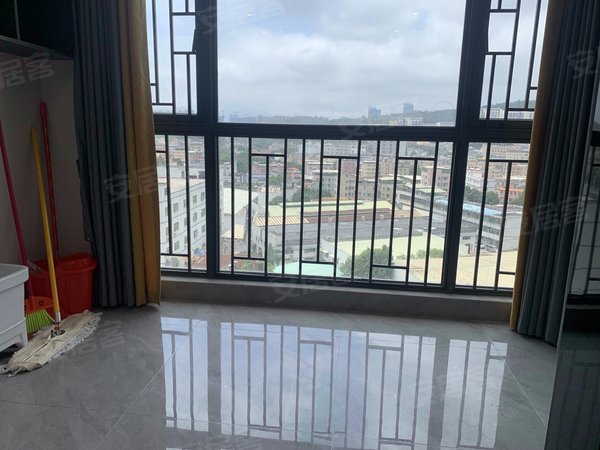 深圳龙岗龙城国际清林半山花园万科物业精装三防拎包入住车位充足门口