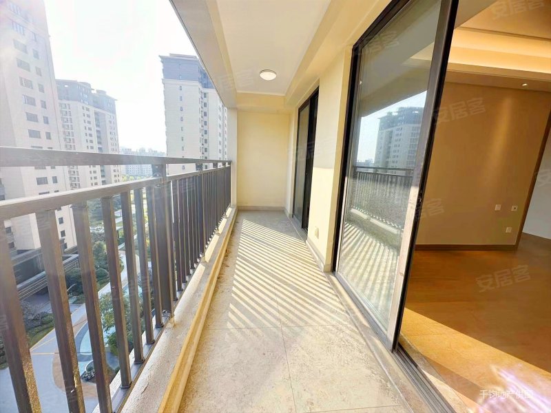 急售新城金越府全新未住双阳台三房失地拍照生活交通方便