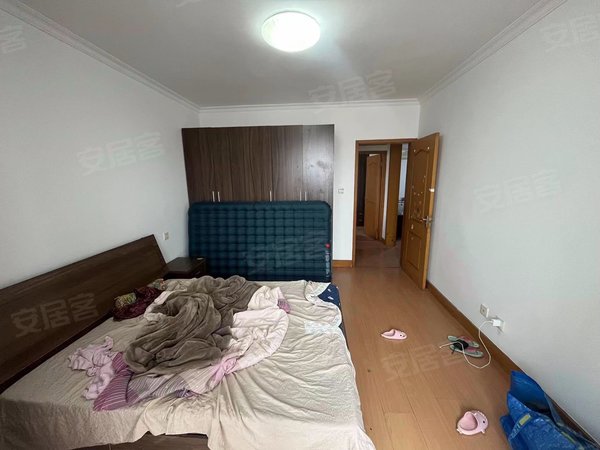 上海浦东三林凌云公寓6号线 灵岩南路200米 精装全配 电梯两房一厅 俺