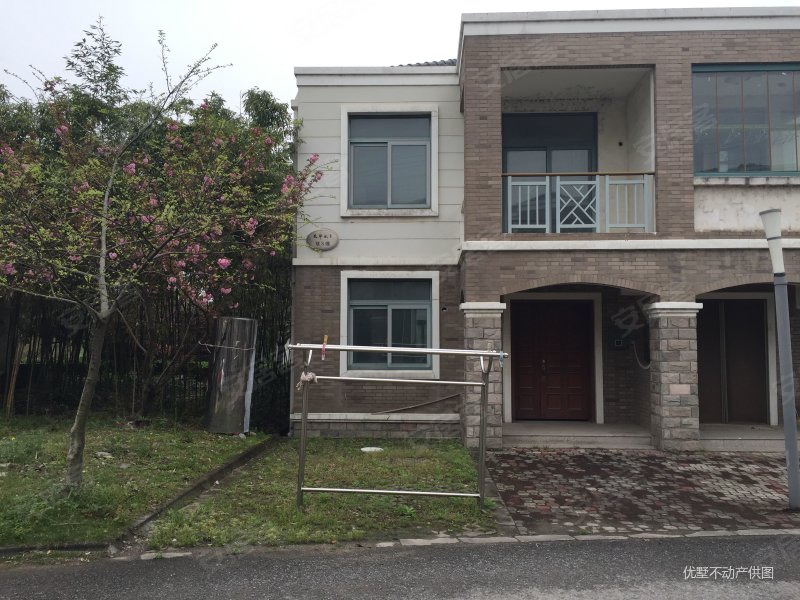 天邻风景小别墅 前后后门带花园,环境很好 很安静