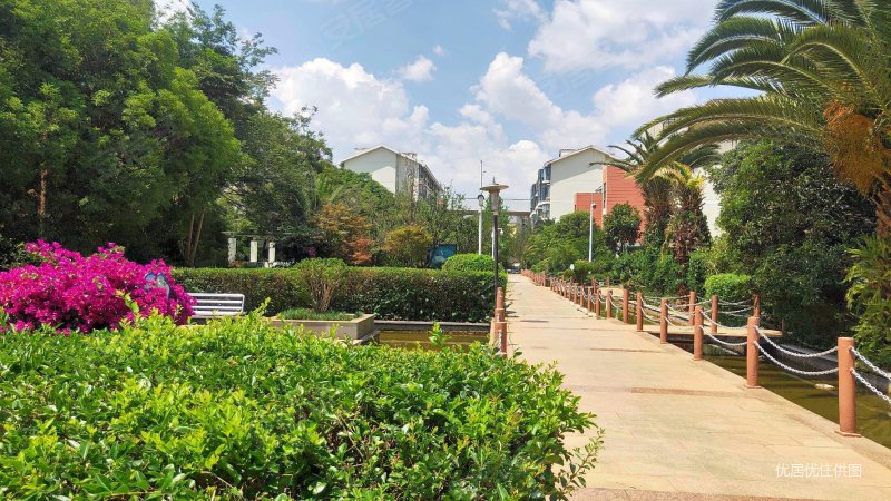 康泰园5室2厅2卫189㎡南北390万