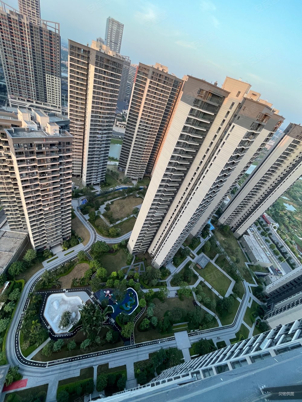 融创半岛壹号99平四房精装修家具家电全新急售102万