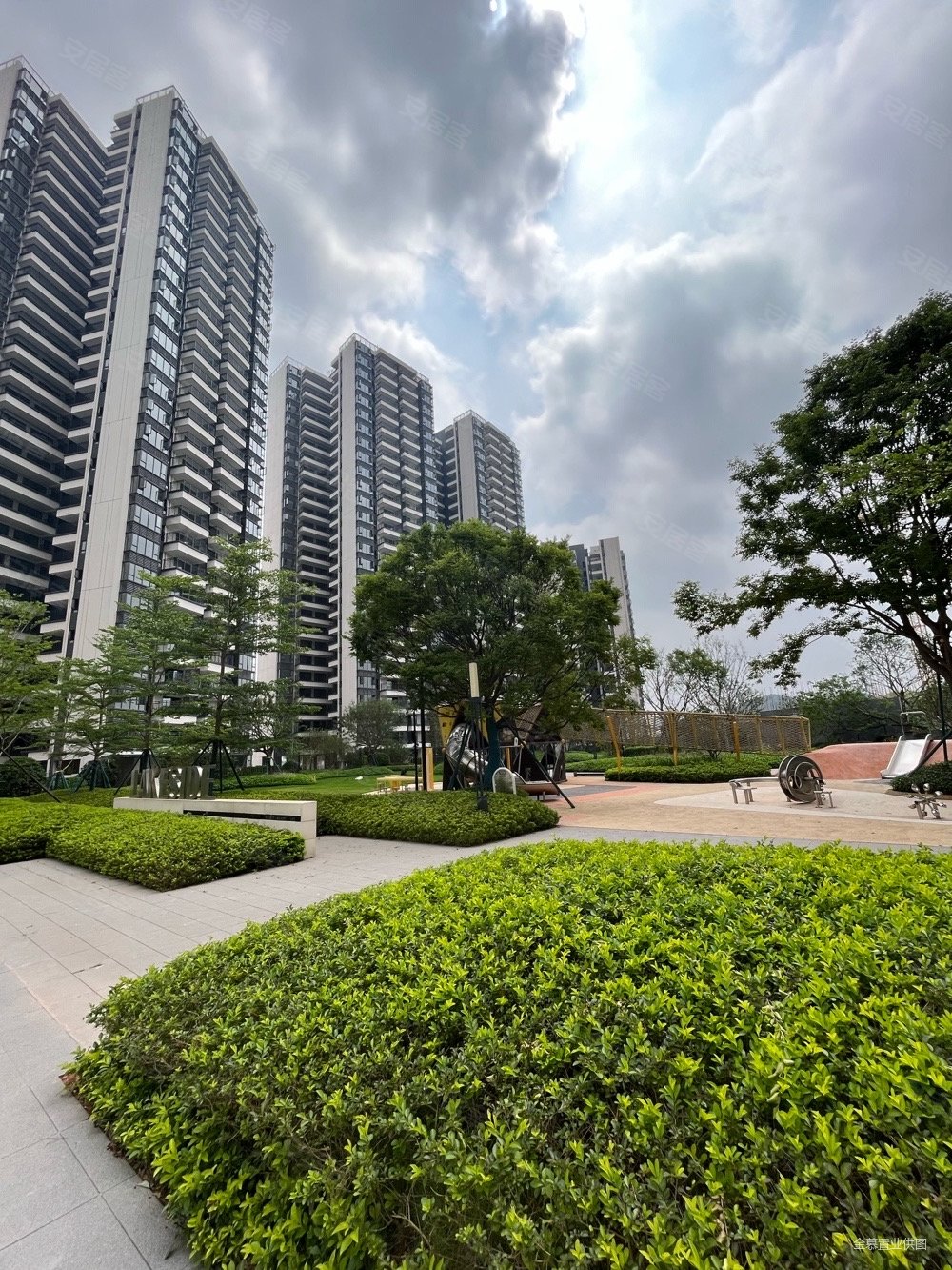 锦云湖光4室2厅2卫108.18㎡南80万