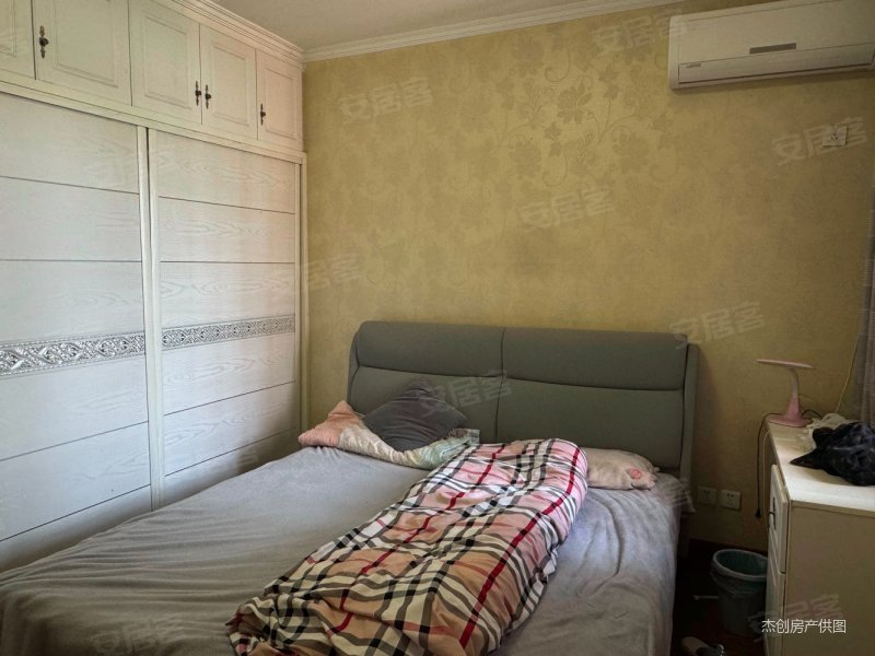 出售临湖雅苑两室两厅精装采光无遮挡价格美丽