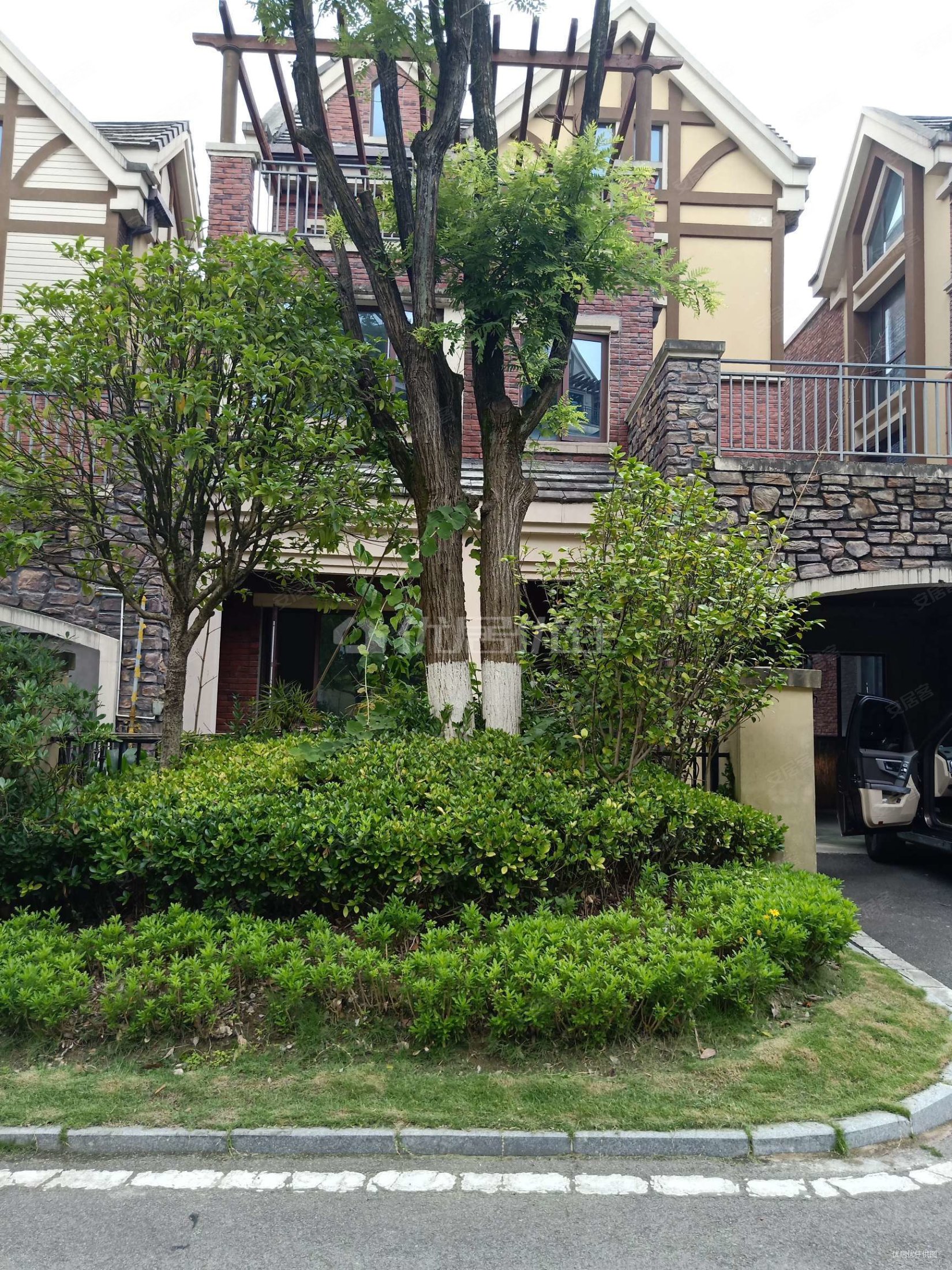 保利公园独栋别墅端头位置带双层花园视野好