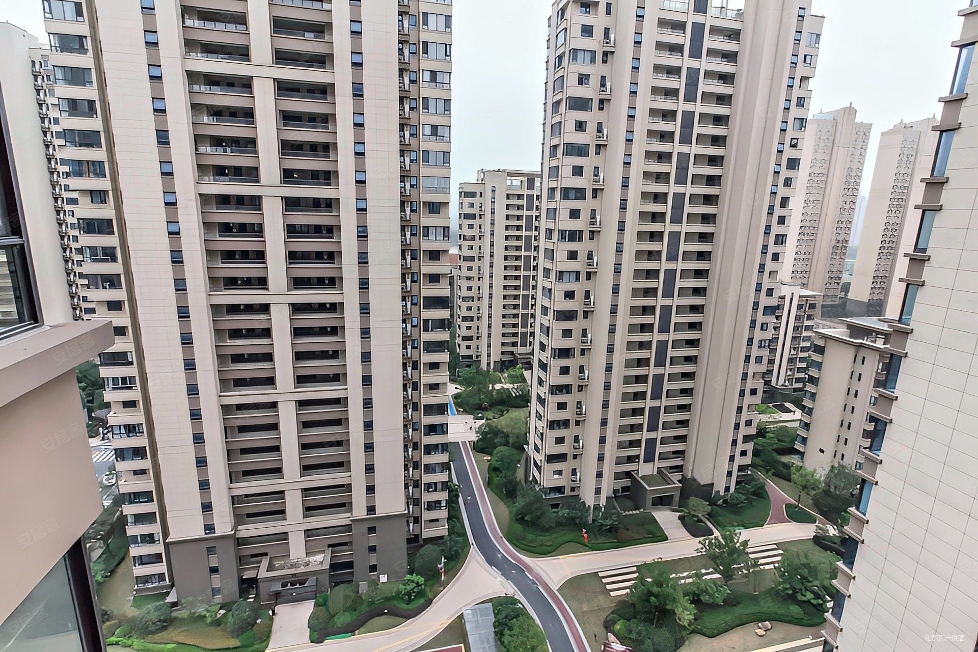 城建琥珀东华府西苑即将满二好楼层3室2卫诚心出售