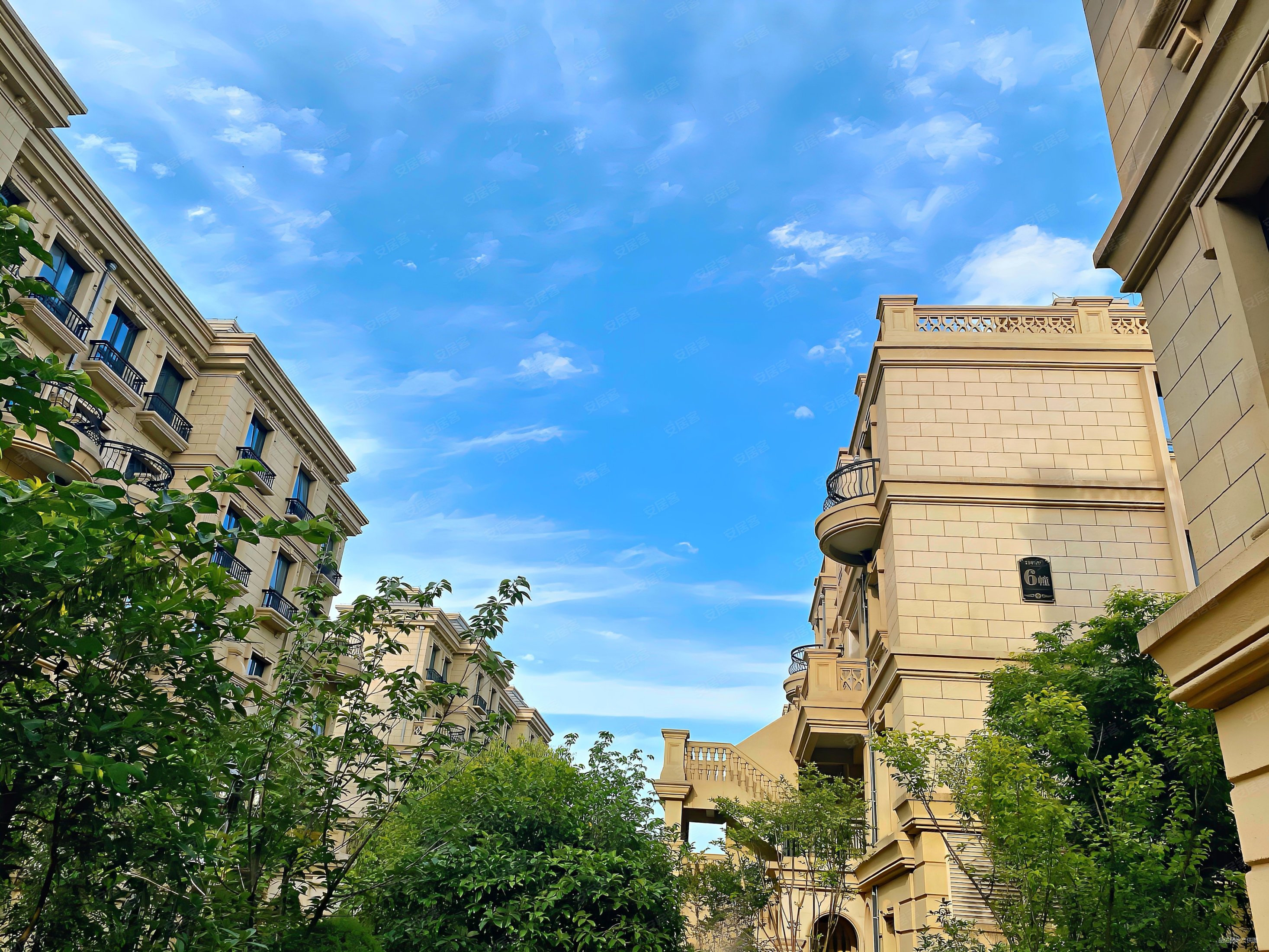 荣德河与墅 上叠赠送露台 采光好 三套房设计 急售