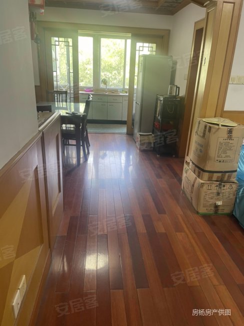 玄武湖解放门旁台城花园小区带电梯 三房两卫 环境好 好停车