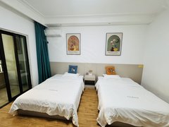 西双版纳景洪嘎栋融创七期拎包公寓,可短租月付,临近东北街出租房源真实图片