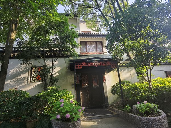 杭州富阳银湖九龙一号中式联排别墅,拎包入住,野生动物园旁边,双车位