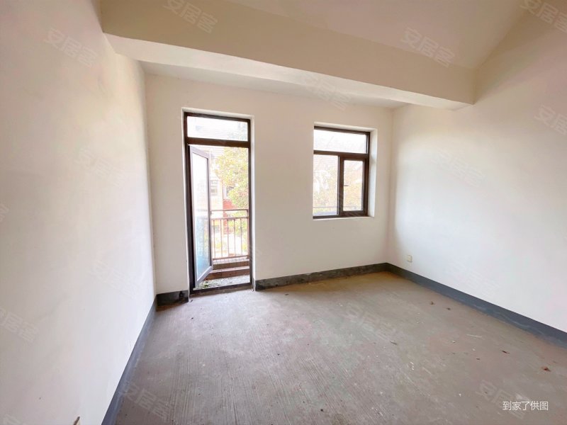 客厅挑高,融城华府(别墅)二手房,220万,5室2厅,3卫,216.