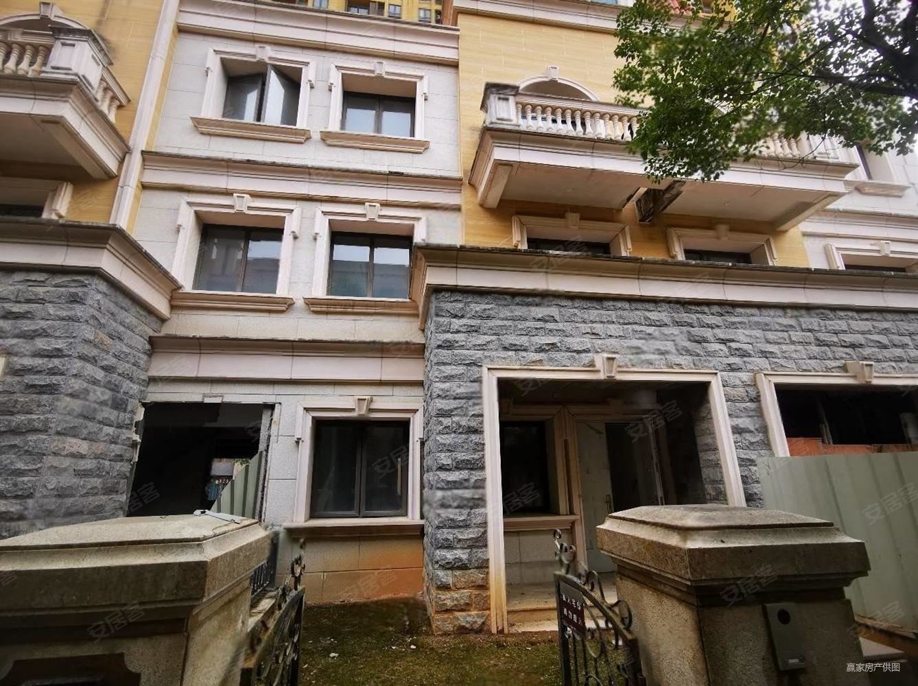 世茂御龙墅联排别墅前后双花园带2车位使用400平证满两年,世茂御龙湾