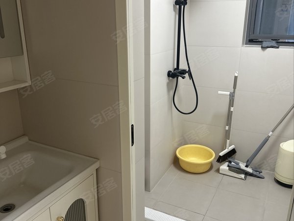 凉山西昌长宁小区星月湖畔航天学校对面 奶油风套三 带空调 家具齐全 拎包入住出租房源真实图片